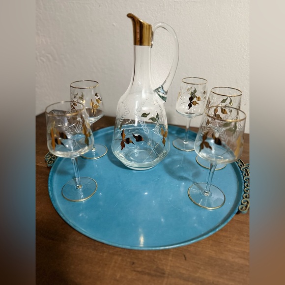 Mid-Century Decanter and Cordial Glass Set | 5 Cordial Glasses and Gold Leaf - Picture 4 of 8